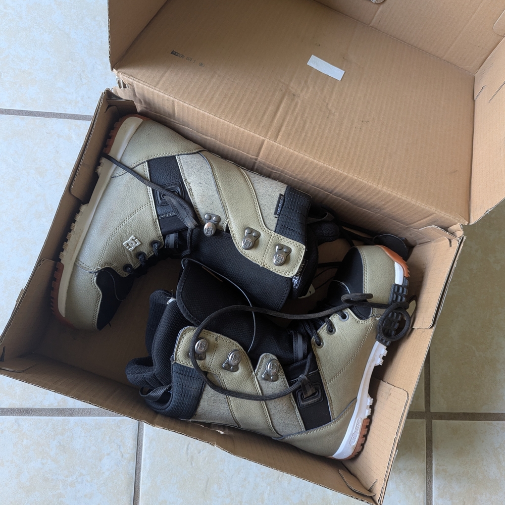 DC Men's Black and Tan Snowboard Boots